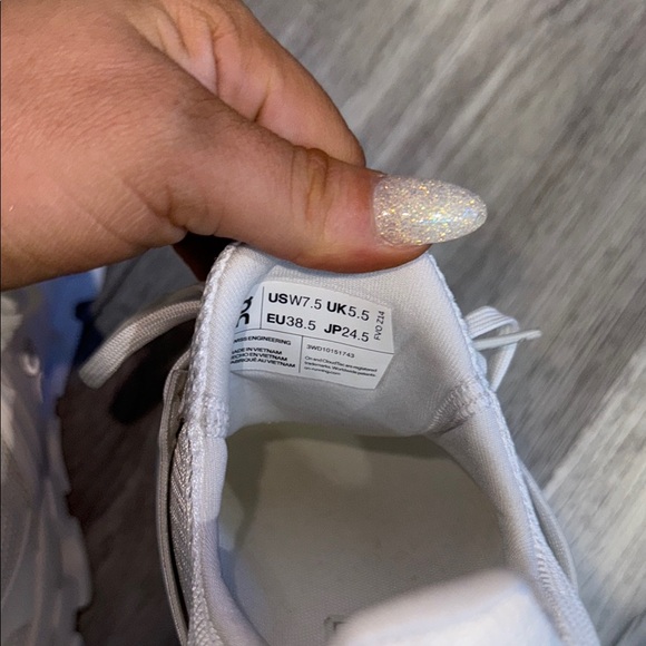 On Running Cloud Swift AD White Athletic Shoes with Chunky Sole - Picture 5 of 7